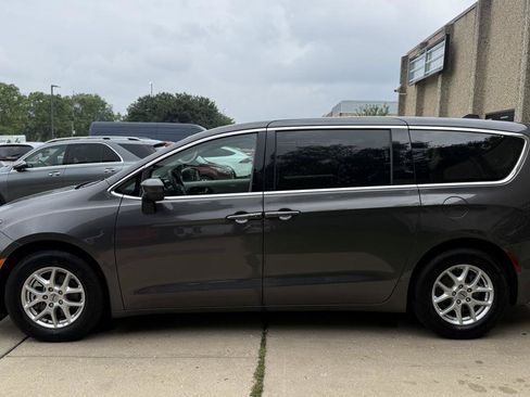Used 2022 Chrysler Voyager LX FWD image 4
