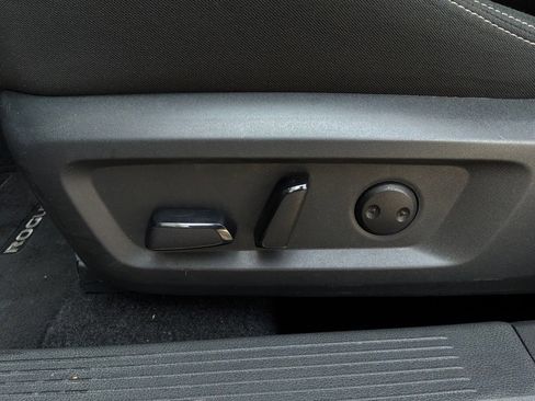 Used 2025 Nissan Rogue SV FWD image 11