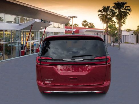 Used 2025 Chrysler Pacifica Select FWD image 4