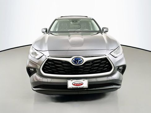 Certified 2024 Toyota Highlander XLE FWD image 2