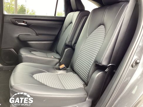 Used 2025 Toyota Highlander XSE AWD/4WD image 16