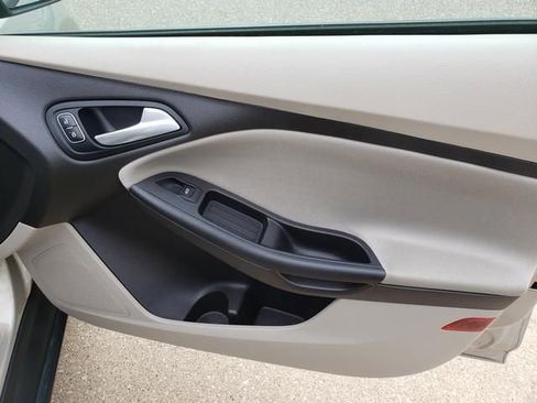Used 2016 Ford Focus SE w/ SE Power Seat Package FWD image 19