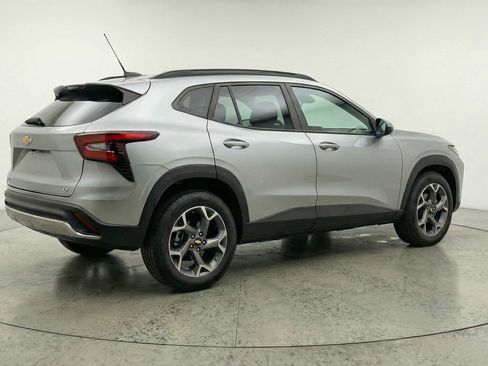 Used 2025 Chevrolet Trax LT w/ LT Convenience Package image 9