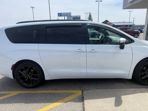 Used 2023 Chrysler Pacifica Touring-L w/ Uconnect Theater Family Group FWD image 4
