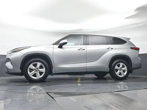 Used 2022 Toyota Highlander LE AWD/4WD image 31