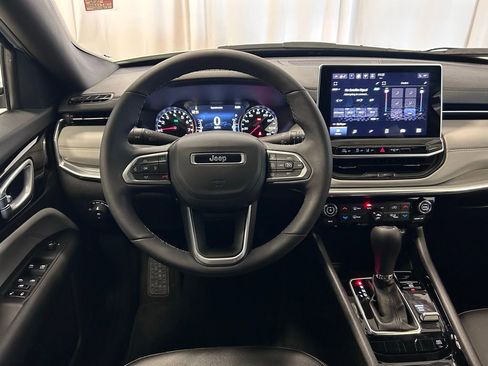 Used 2024 Jeep Compass Limited image 3