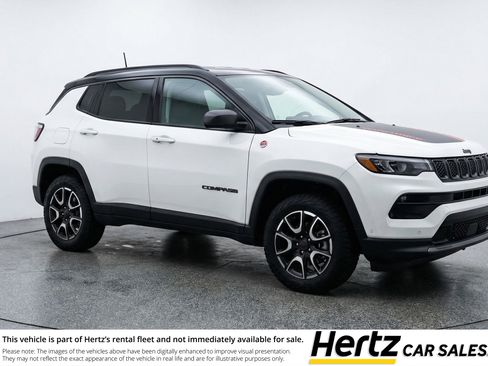 Used 2025 Jeep Compass Trailhawk image 1