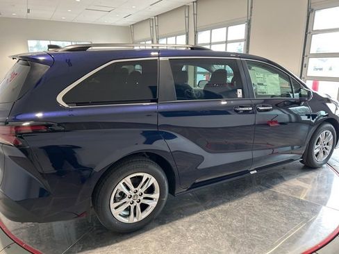 New 2026 Toyota Sienna XLE image 9