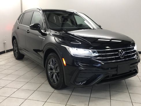 Used 2023 Volkswagen Tiguan SE w/ Panoramic Sunroof Package FWD image 3