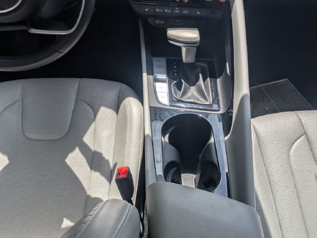 Used 2025 Hyundai Elantra Limited FWD image 20