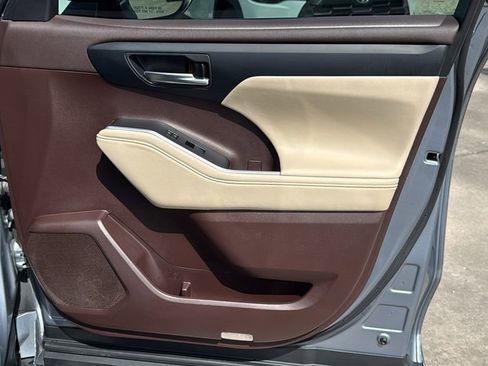 Used 2021 Toyota Highlander XLE image 33