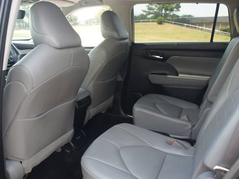 Used 2021 Toyota Highlander XLE AWD/4WD image 15