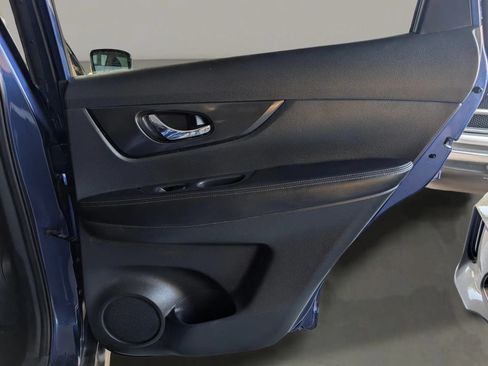 Used 2017 Nissan Rogue SV AWD/4WD image 19