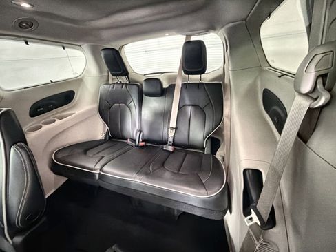 Used 2022 Chrysler Pacifica Limited image 26