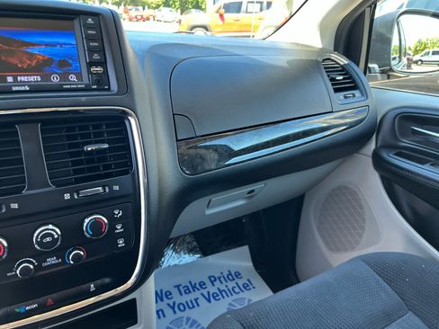 Used 2019 Dodge Grand Caravan SE w/ UConnect Hands-Free Group FWD image 20