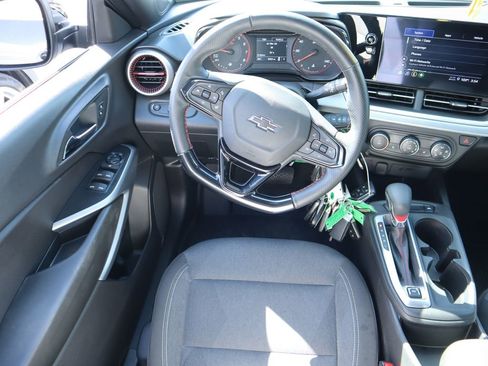 Used 2025 Chevrolet Trax RS w/ Sunroof Package FWD image 6