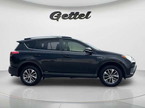Used 2017 Toyota RAV4 XLE AWD/4WD image 4