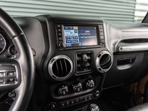 Used 2015 Jeep Wrangler Unlimited Sahara w/ Connectivity Group AWD/4WD image 13