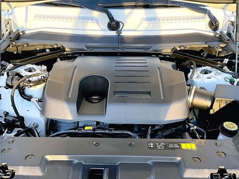 Used 2025 Land Rover Defender 110 S image 28