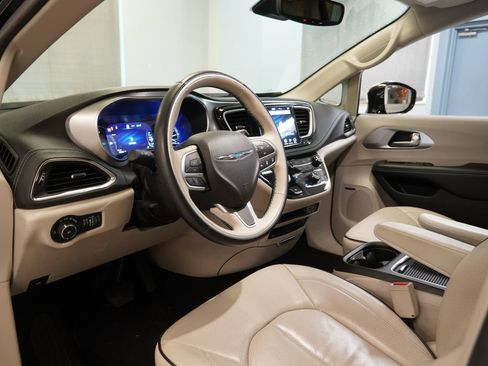 Used 2018 Chrysler Pacifica Limited w/ Advanced Safetytec Group FWD image 6