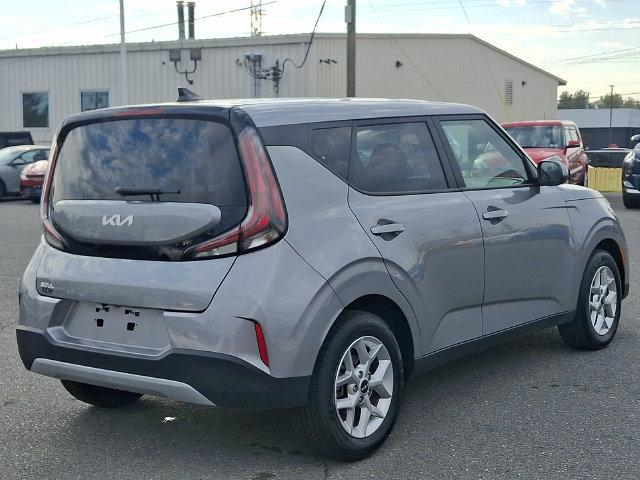Used 2025 Kia Soul LX w/ LX Technology Package FWD image 4