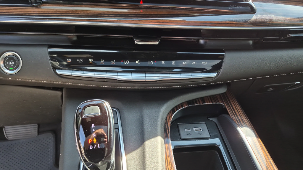 Used 2024 Cadillac Escalade Premium Luxury AWD/4WD image 17