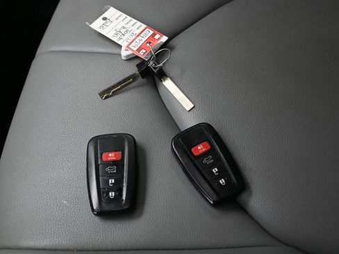 Used 2021 Toyota Highlander XLE AWD/4WD image 31