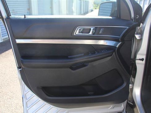 Used 2019 Ford Explorer XLT w/ Equipment Group 202A AWD/4WD image 14