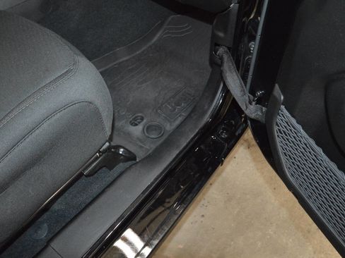 Used 2023 Jeep Wrangler Unlimited w/ Cold Weather Group image 6