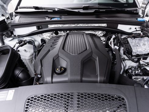 Certified 2026 Porsche Macan image 35