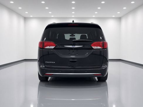 Used 2018 Chrysler Pacifica Touring-L FWD image 4