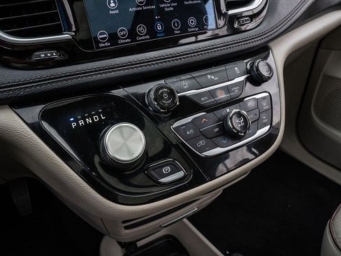 Used 2020 Chrysler Pacifica Limited image 26