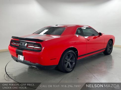 Used 2015 Dodge Challenger SXT image 6
