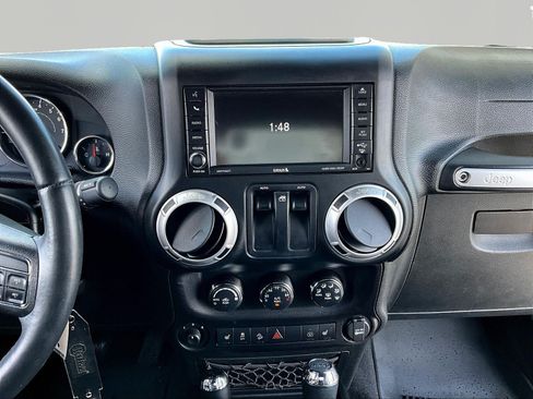 Used 2015 Jeep Wrangler Rubicon w/ Power Convenience Group AWD/4WD image 9