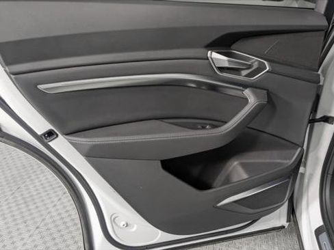 Used 2022 Audi e-tron Premium Plus w/ Premium Plus Package image 16