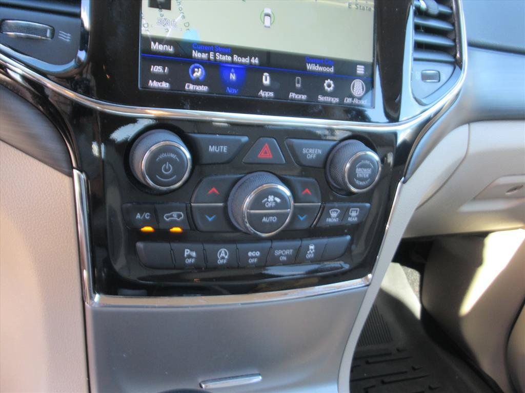 Used 2022 Jeep Grand Cherokee Laredo E AWD/4WD image 24
