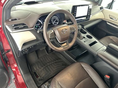 Used 2023 Toyota Sienna Platinum image 13