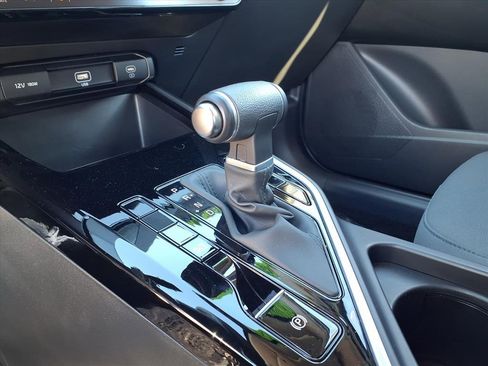 Used 2025 Kia Niro LX image 19