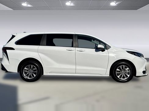 Used 2024 Toyota Sienna LE image 2