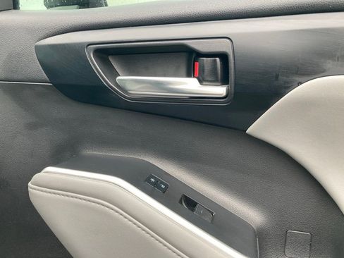 Used 2022 Toyota Highlander XLE FWD image 12