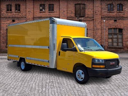 Used 2022 GMC Savana 3500 Extended w/ Power Convenience Package RWD image 3