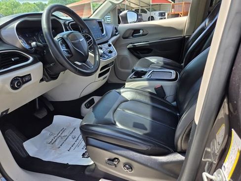 Used 2023 Chrysler Pacifica Touring-L FWD image 10