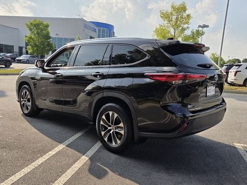 Used 2021 Toyota Highlander XLE AWD/4WD image 6
