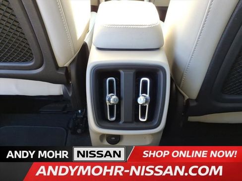 Used 2023 Volvo XC40 B5 Plus image 21