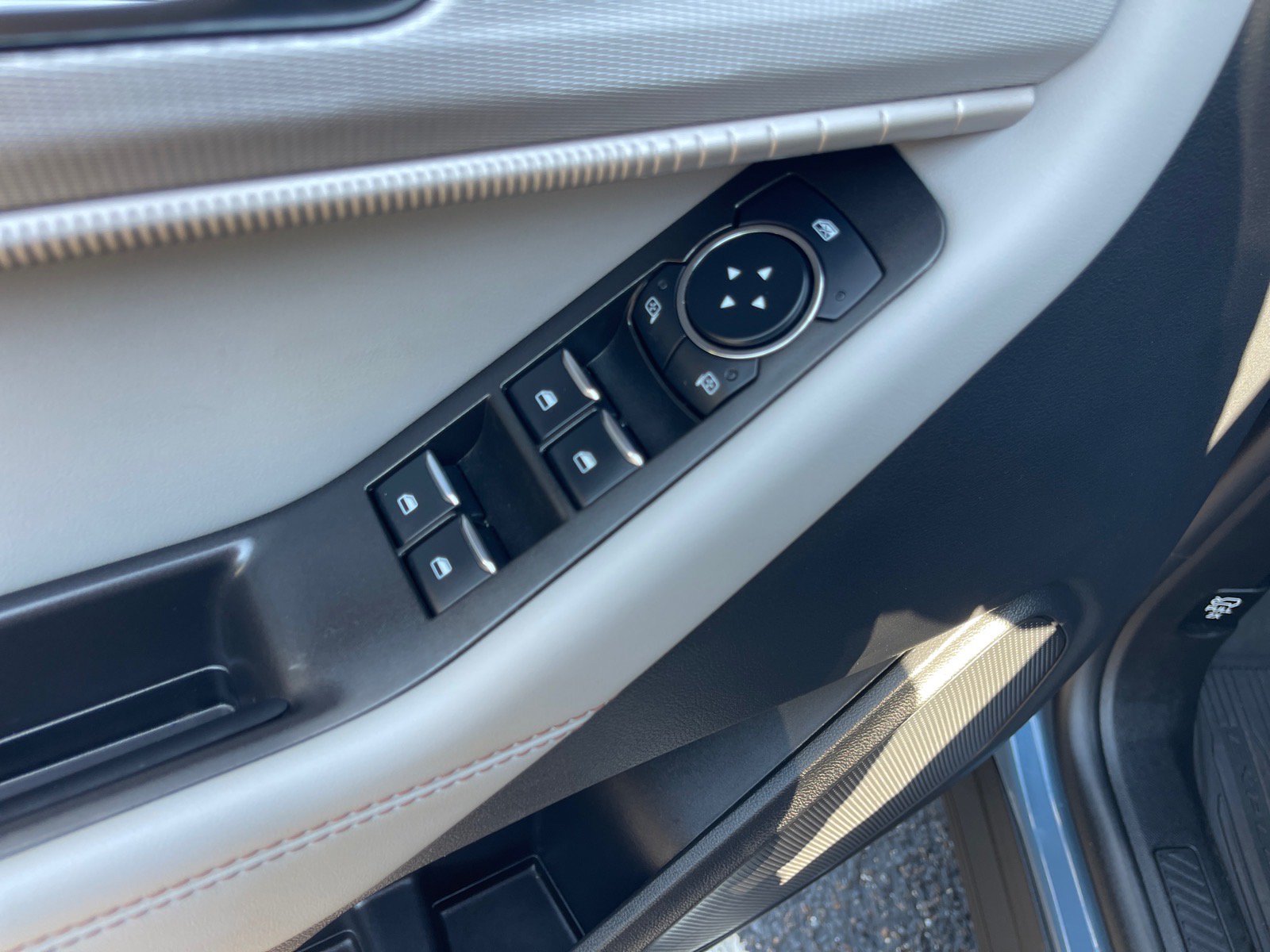 Used 2025 Ford Explorer Active w/ Active Comfort Package RWD image 8