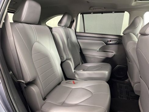 Certified 2022 Toyota Highlander XLE image 30