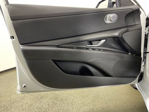 Used 2021 Hyundai Elantra SE FWD image 19