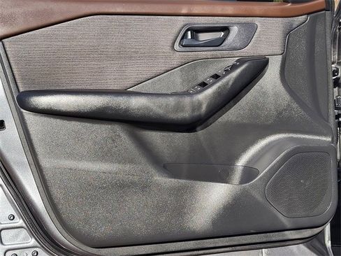 Used 2023 Nissan Rogue S image 21