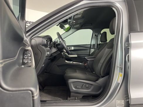 Used 2022 Ford Explorer XLT image 3