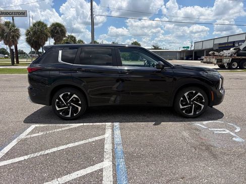 Used 2024 Mitsubishi Outlander SE Black Edition FWD image 2